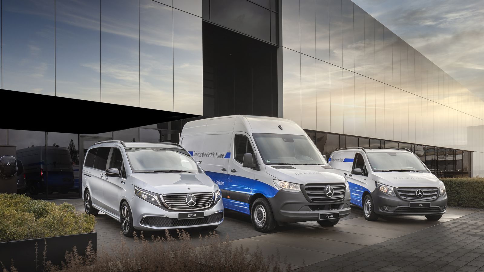 La oferta de eVans de Mercedes contempla versiones para el transporte de carga del eSprinter, además de adaptaciones como la de transporte sanitario; y diferentes configuraciones del eVito, fundamentadas en versiones de pasajeros o carga.