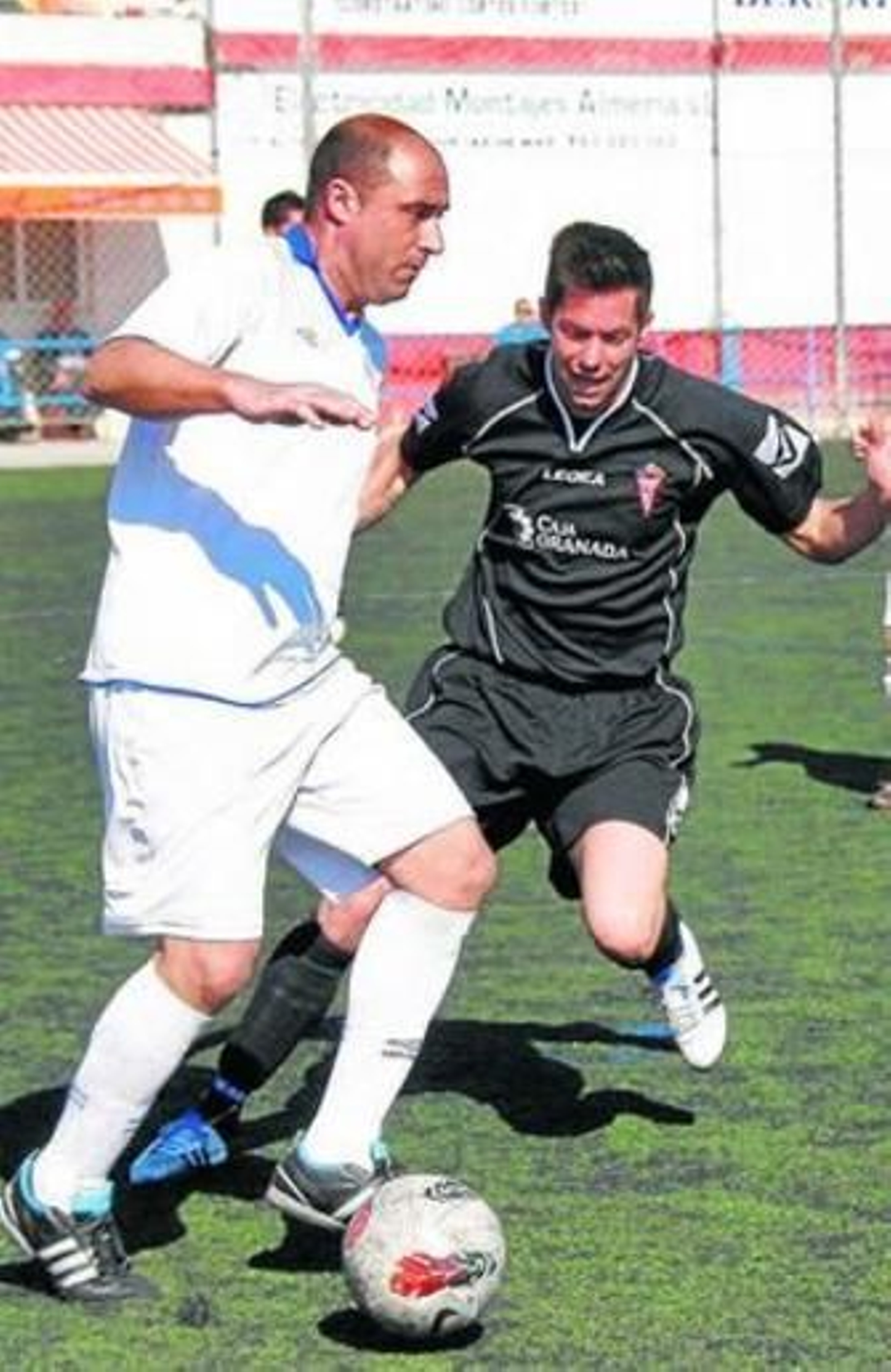 El molinero Butra intenta proteger el esférico ante un rival.