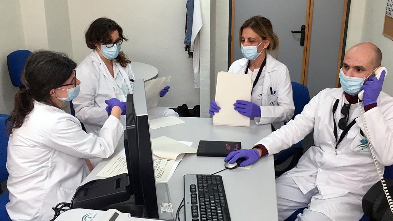 Raquel Remesal junto a sus compañeros del Hospital Juan Ramón Jiménez.