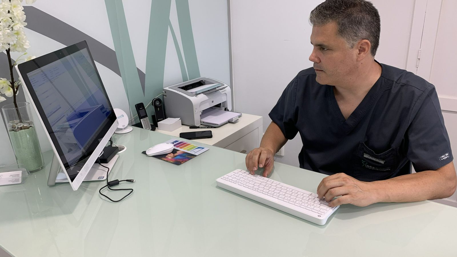 El doctor Jaime de San Pío, un especialista en cirugía plástica en la provincia de Almería