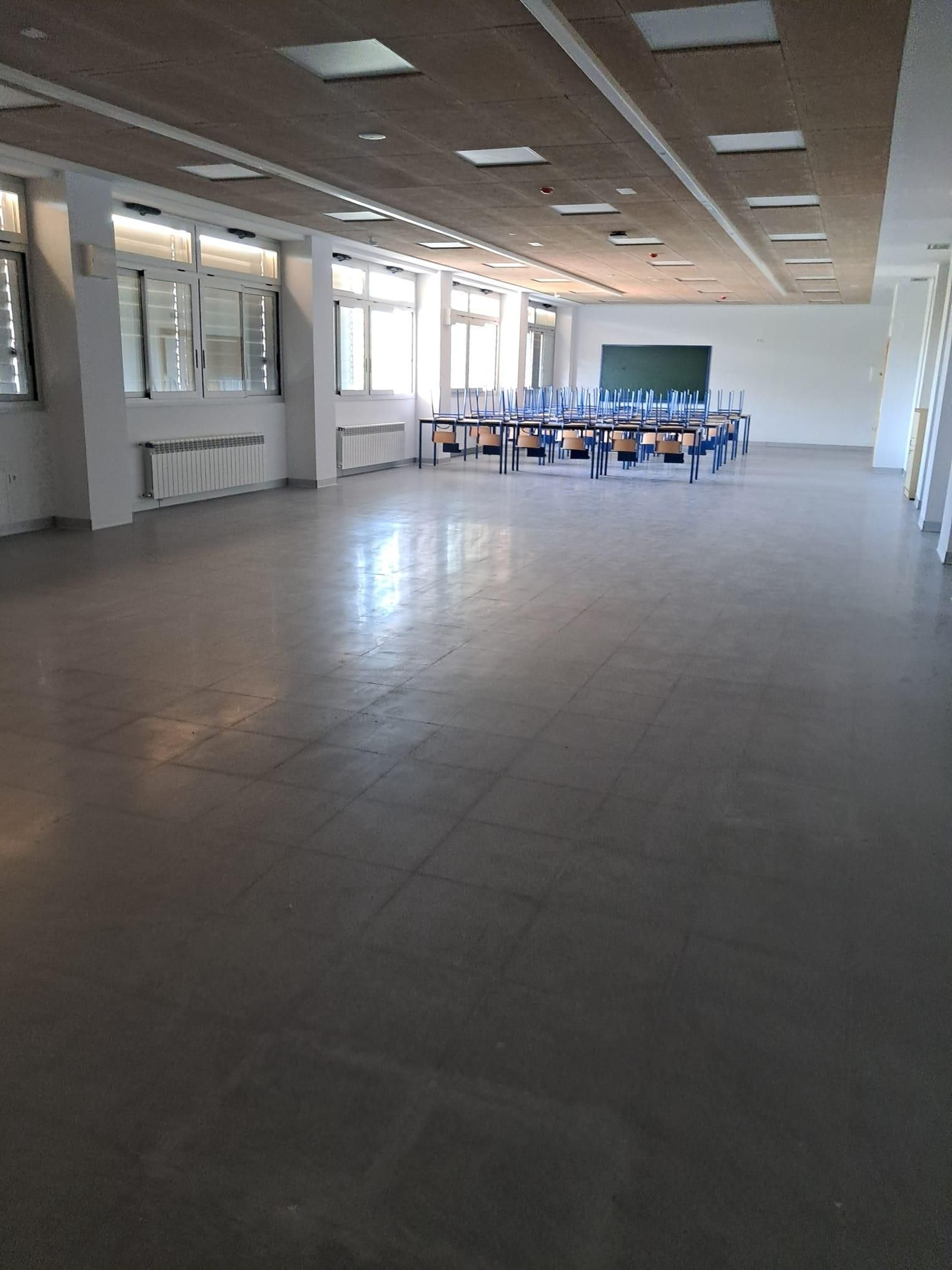 Sillas y mesas al fondo de una de las aulas donde se imparten los dos nuevos ciclos de FP. Sillas y mesas al fondo de una de las aulas donde se imparten los dos nuevos ciclos de FP.