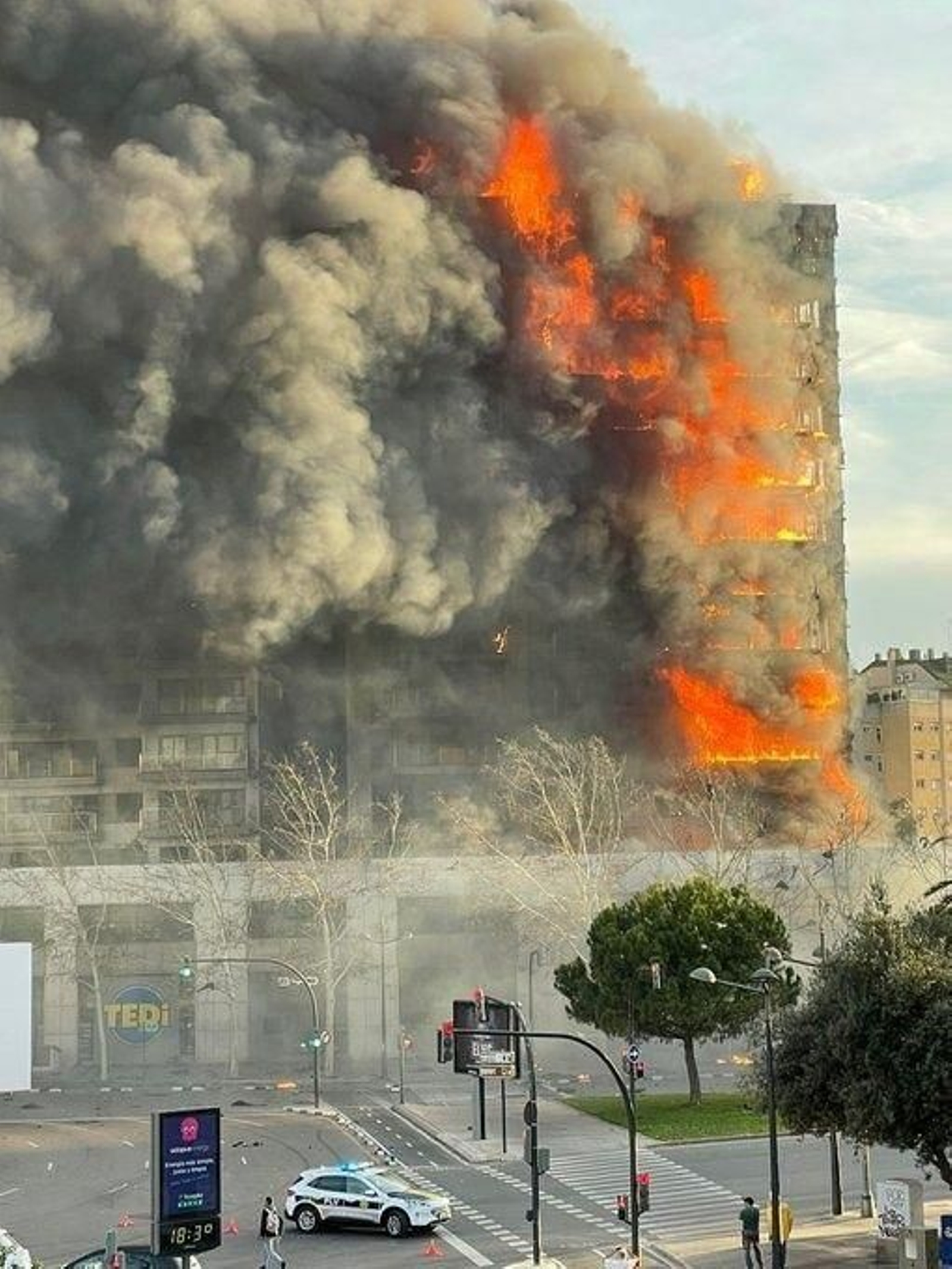 El incendio del edificio en Valencia, en imágenes El incendio del edificio en Valencia, en imágenes
