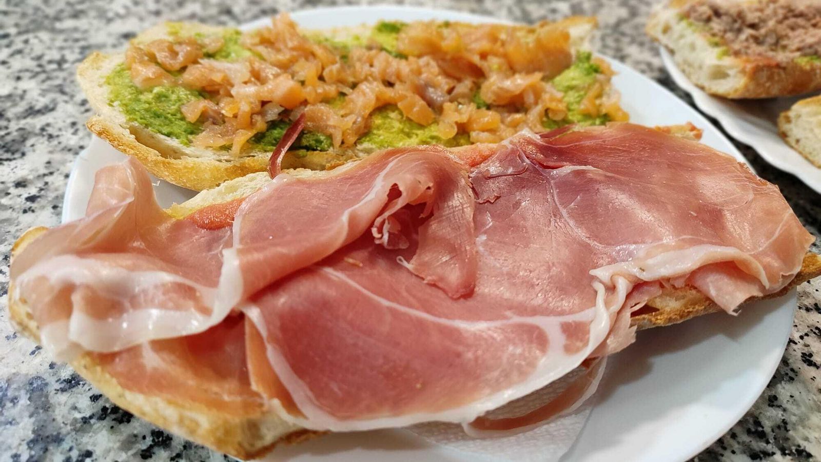 La tostada de jamón y la de aguacate y salmón.