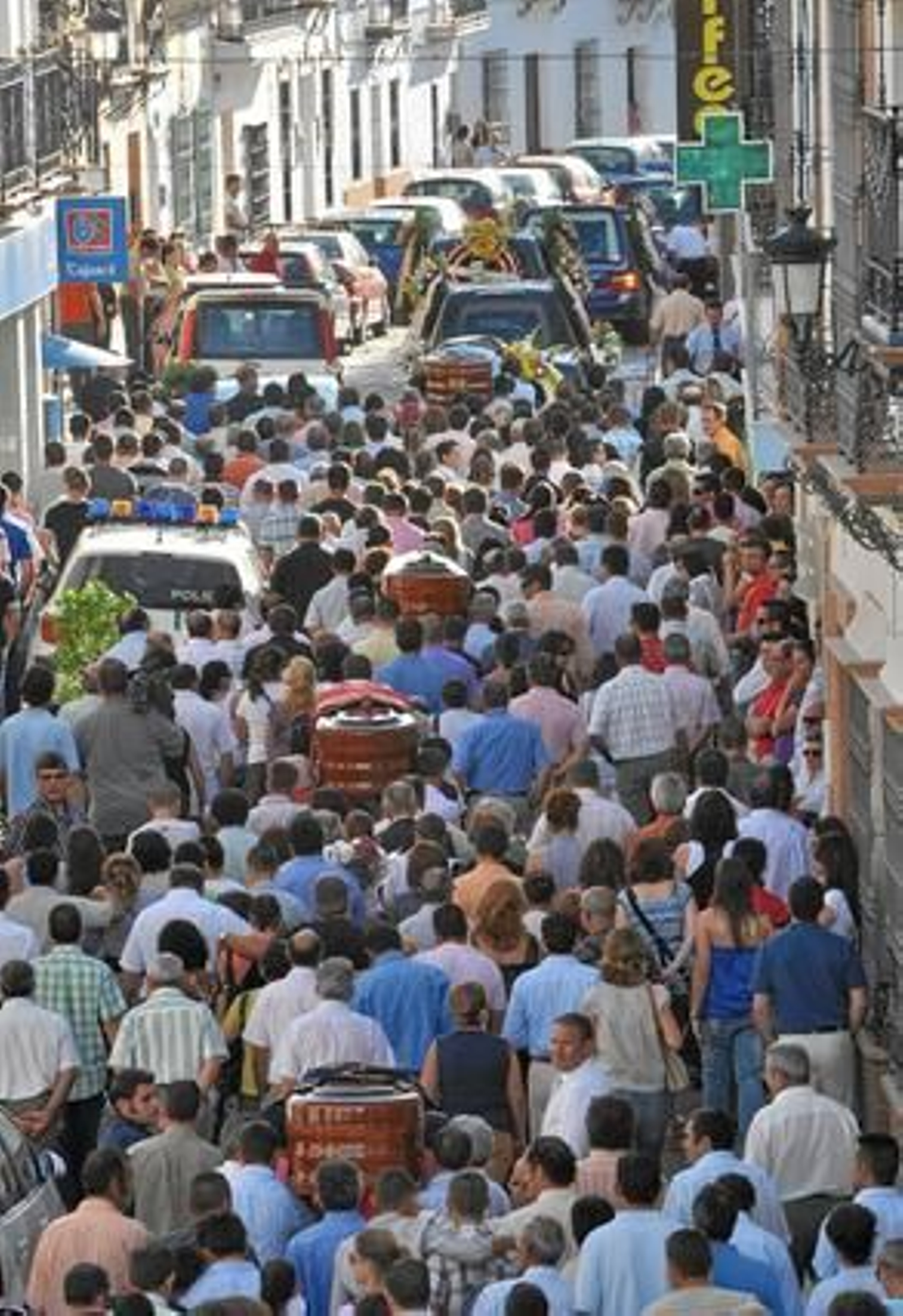 Cientos de vecinos se echan a la calle para dar su último adiós a las cuatro víctimas  Foto: Manuel Gomez