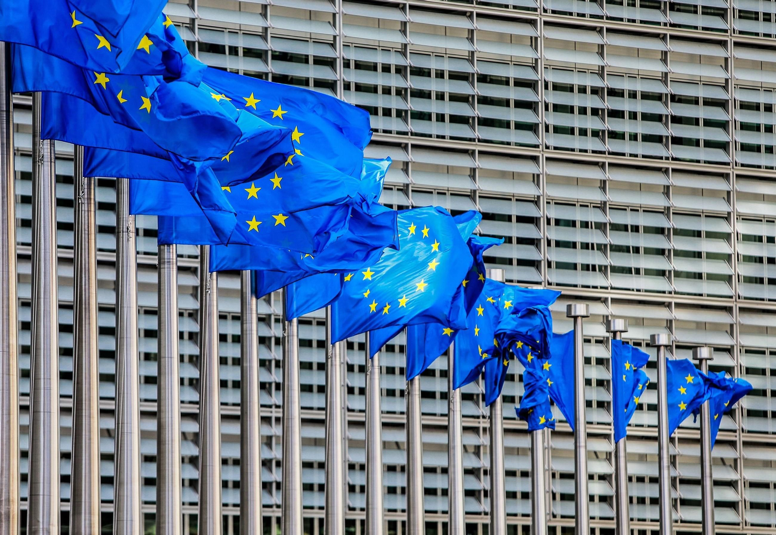Banderas europeas ondean en la sede de la Comisión Europea en Bruselas