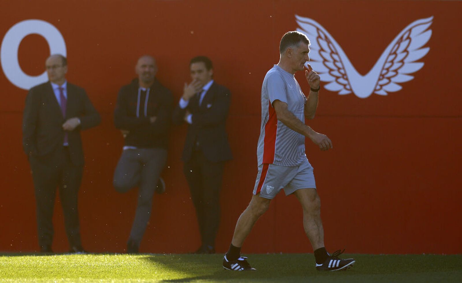 Mendilibar pasa ante el comité de dirección: Castro, Monchi y Del Nido Carrasco.