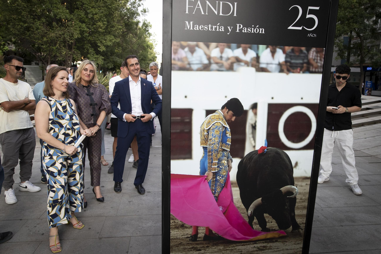 Las imágenes de la nueva exposición al aire libre que rinde homenaje a “El Fandi” en Granada