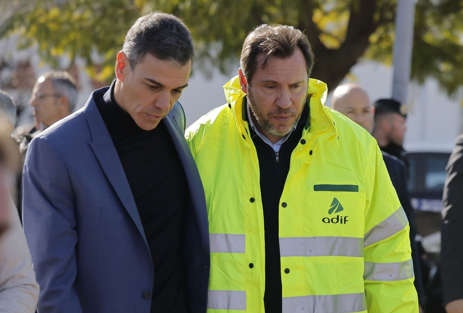 El presidente del Gobierno, Pedro Sánchez, y el ministro de Transportes, Óscar Puente, en Adamuz.