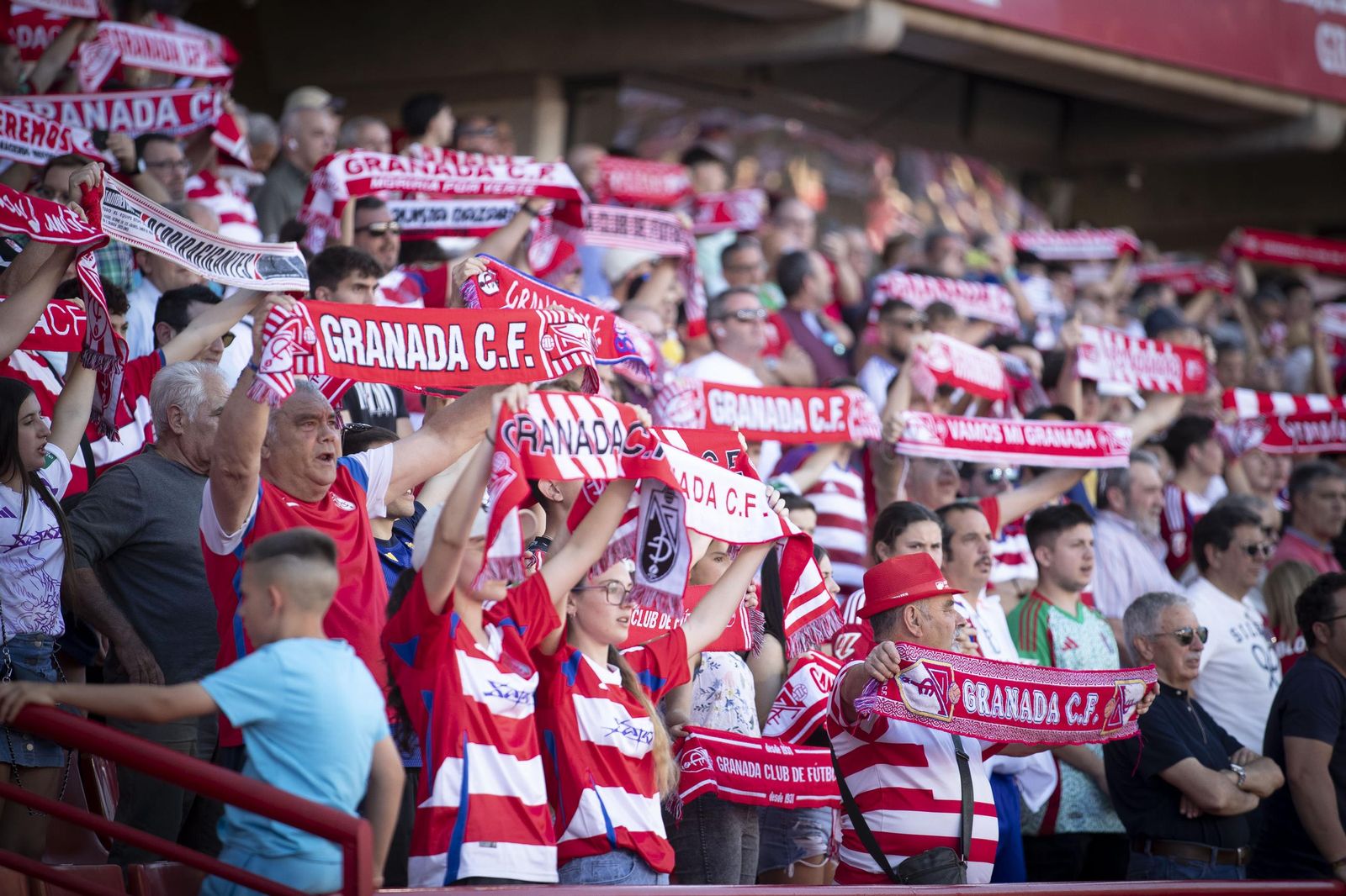 Encuéntrate en la grada de Los Cármenes en el Granada-Castellón