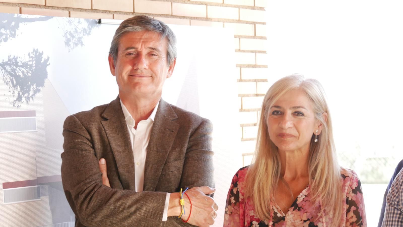 Manuel Cortés, alcalde de Adra, junto a  la consejera Patricia del Pozo.