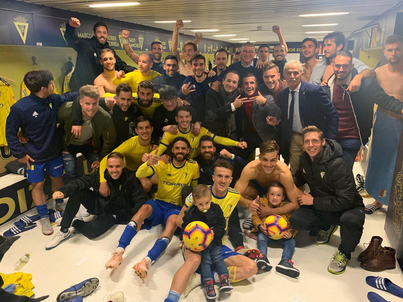 Foto de familia en el vestuario cadista tras el triunfo ante Las Palmas.