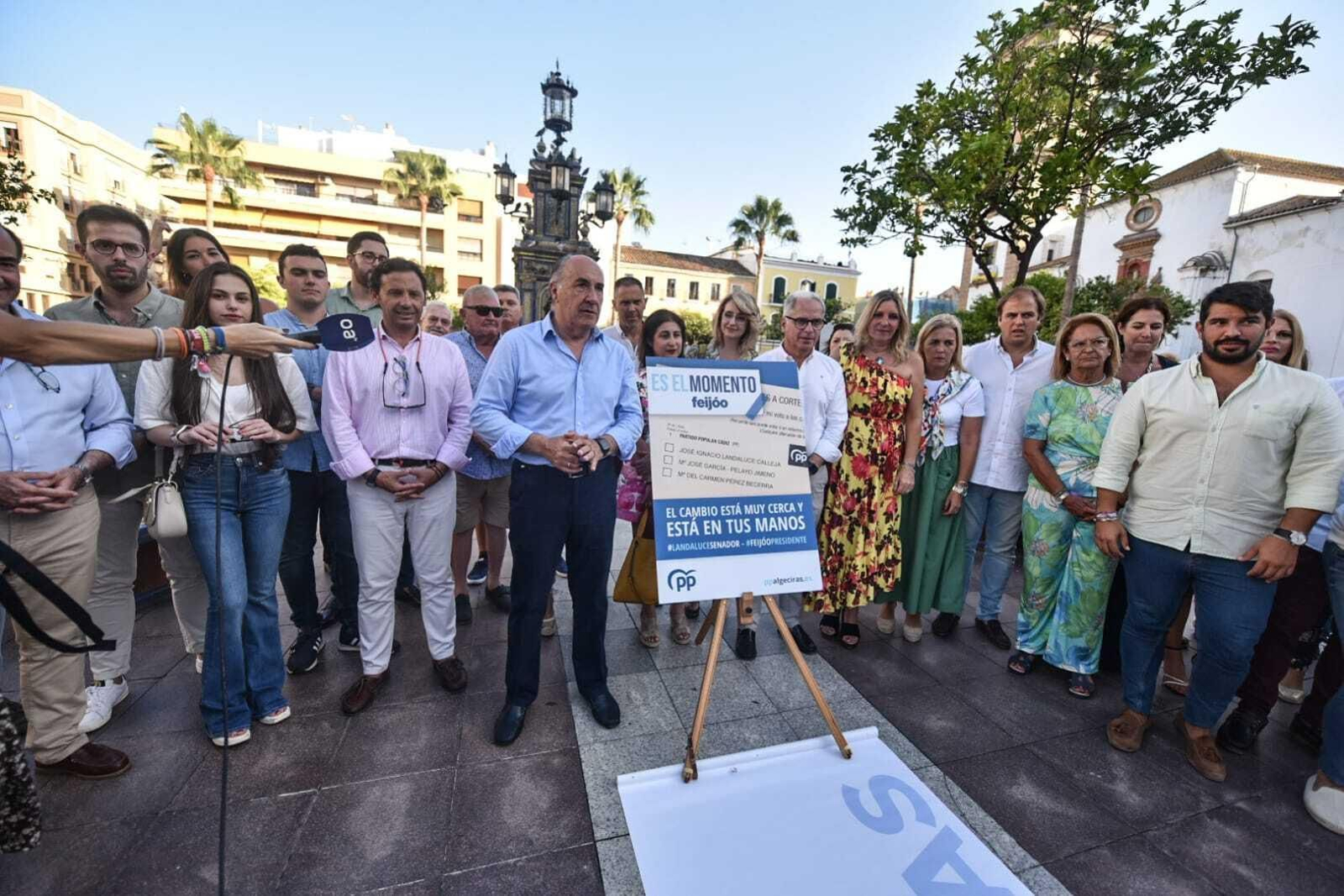 José Ignacio Landaluce, rodeado por su equipo, este jueves en la Plaza Alta.