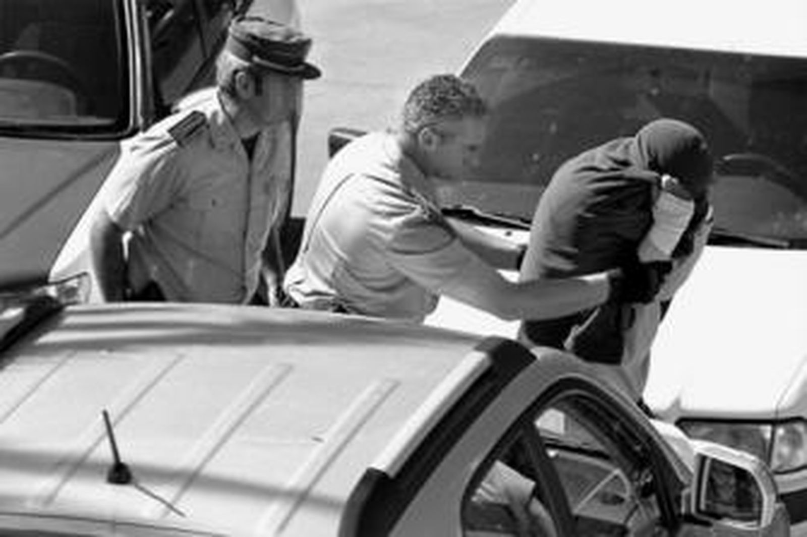 Momento en el que dos agentes de la Guardia Civil trasladan a Alberto P., el profesor detenido por presuntos abusos a una menor.