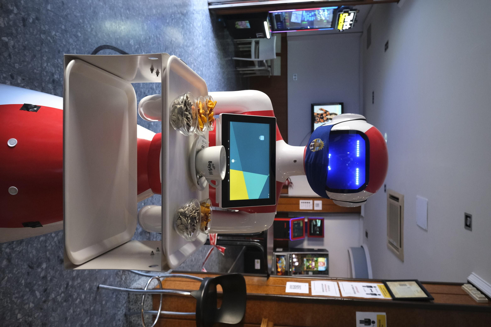 Fotogalería de Herbelita, la robot camarera de El Alquián.