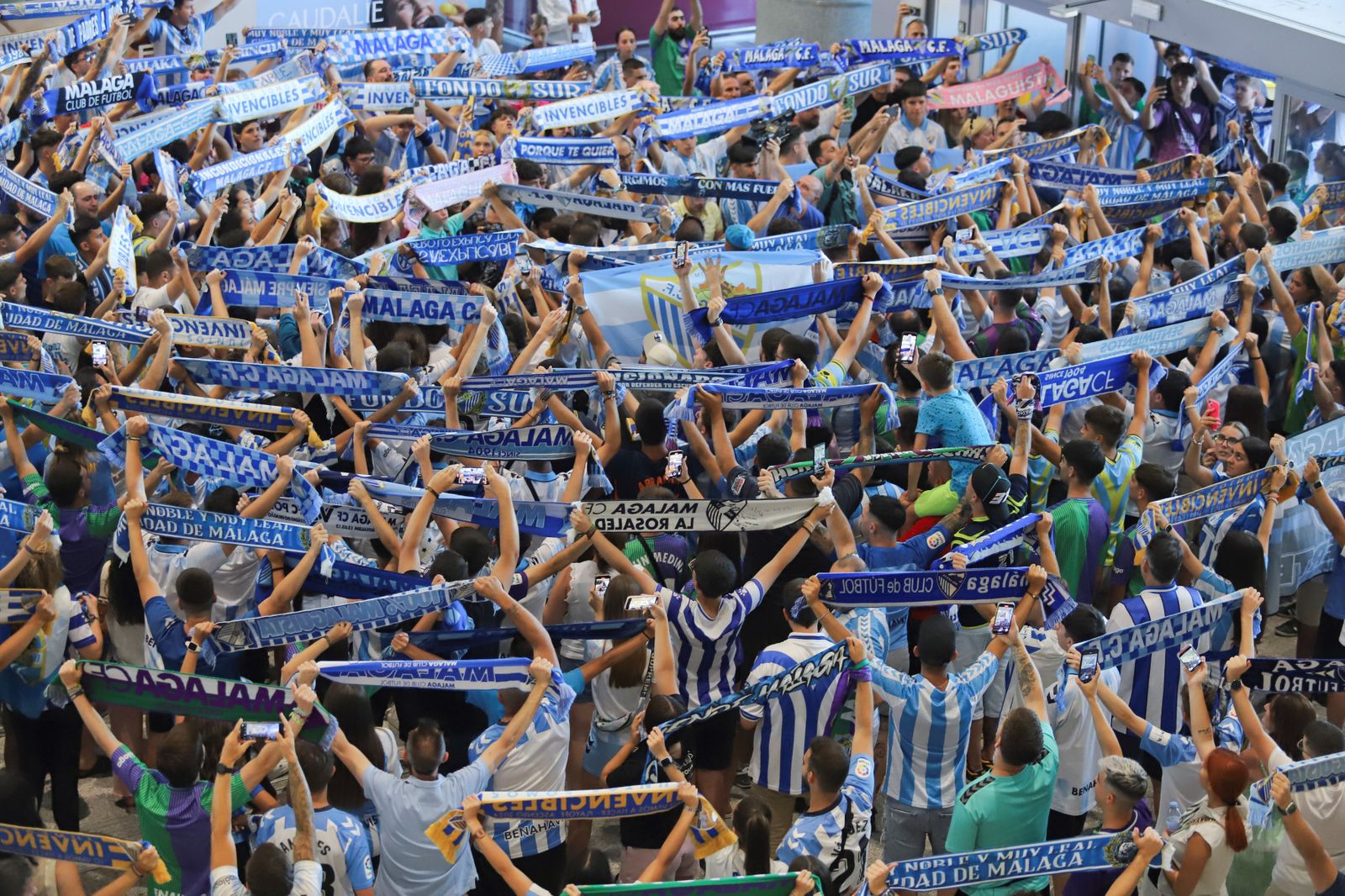 El espectacular preámbulo en el aeropuerto con la afición