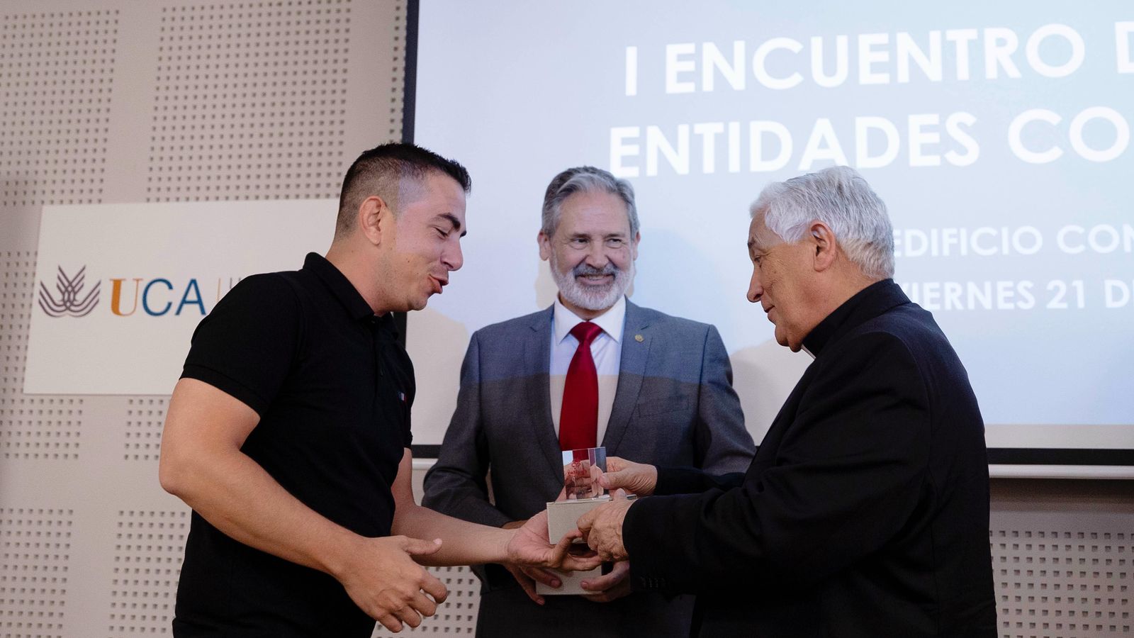 Otro de los representantes de una de las empresas colaboradoras con Cáritas, en el acto de reconocimiento.
