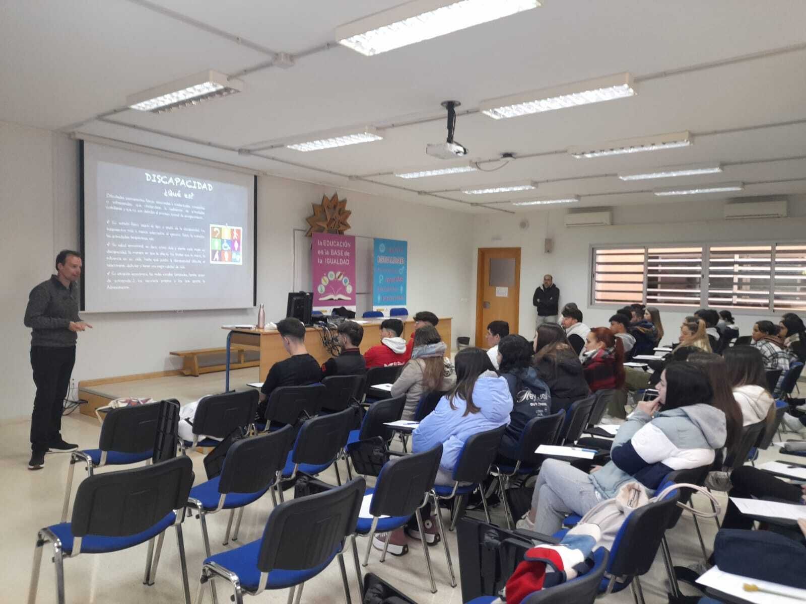 La Asociación Luna forma a los jóvenes para detectar y prevenir la ciberviolencia