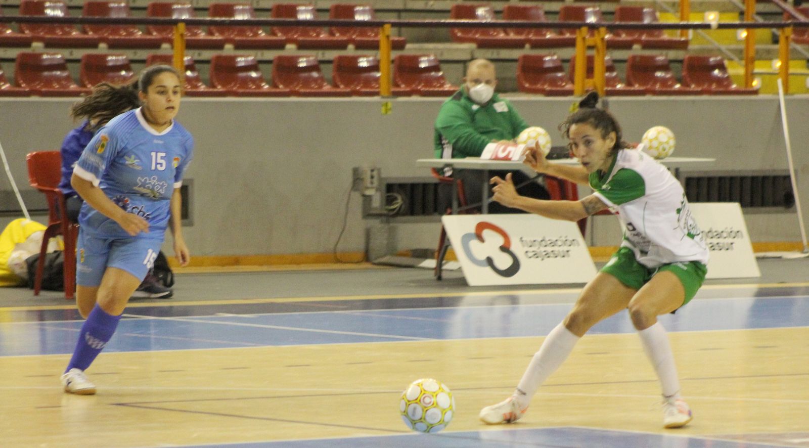 Lihuen Valcárcel pasa el balón en un partido en Vista Alegre del Deportivo Córdoba.