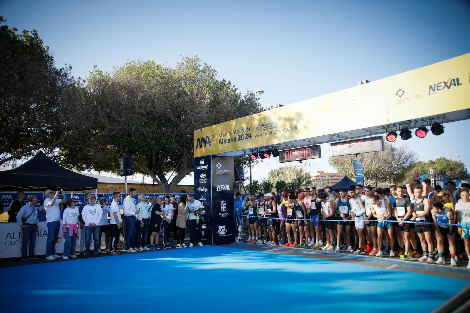 Imágenes de la salida de la Media maratón Ciudad de Almería