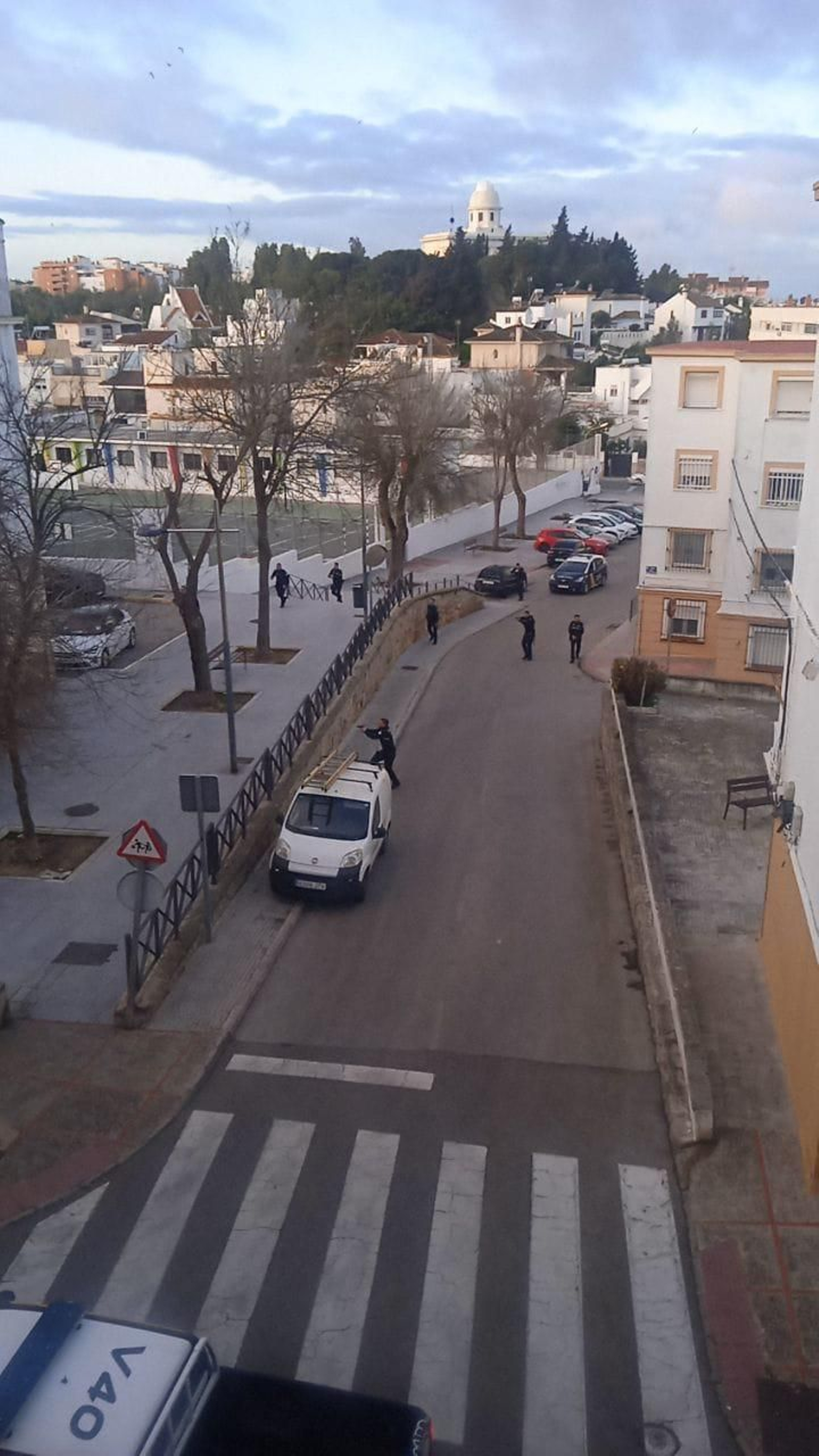 Los agentes antes de reducir al detenido.