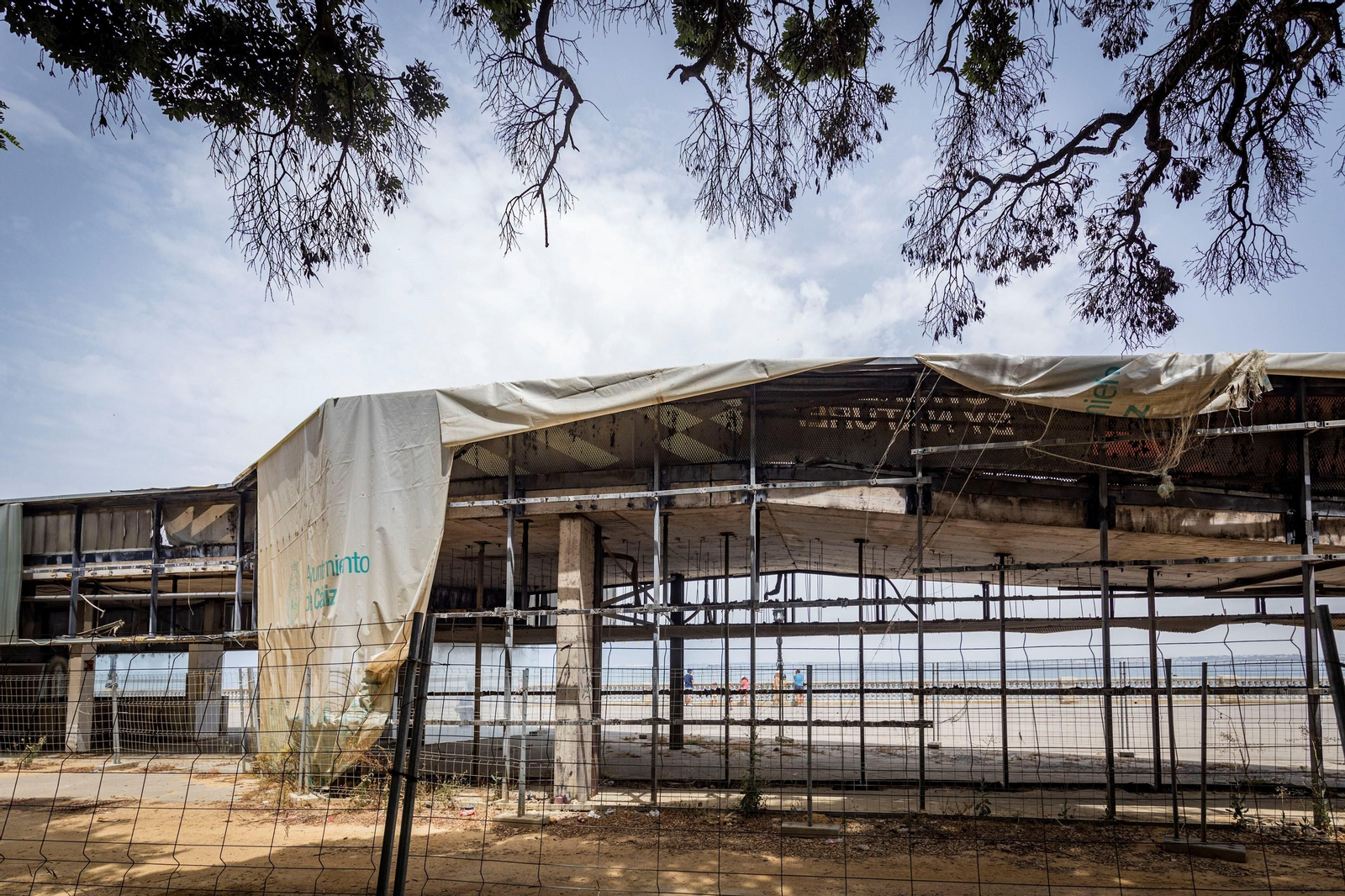 Imágenes del abandono del parque Genovés en Cádiz