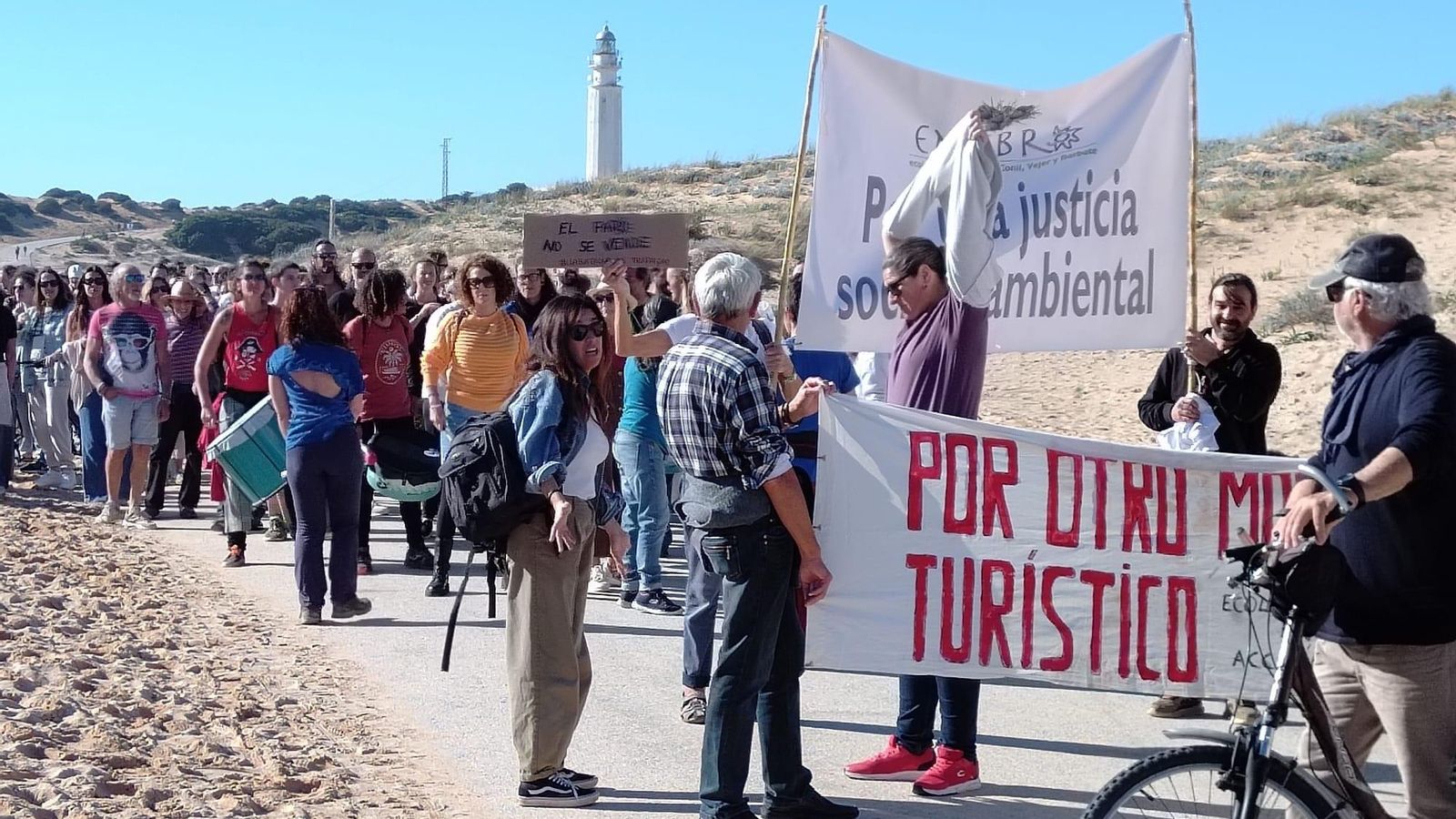 Un momento de la manifestación con el faro de Trafalgar al fondo.