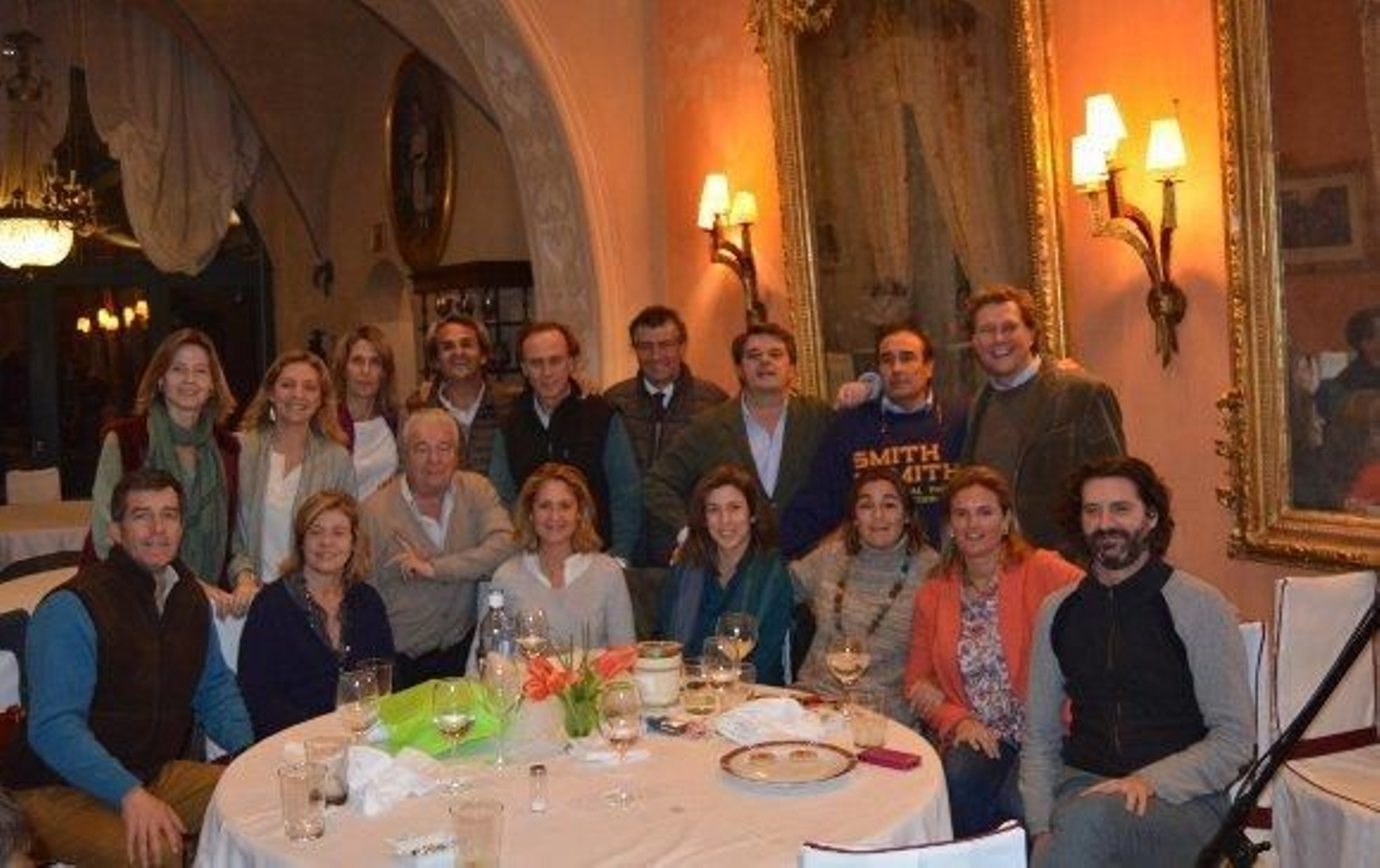 La homenajeada Ana Chico de Guzmán March, con un grupo de familiares y amigos,durante la celebración de su cumpleaños.  Foto: Ignacio Casas de Ciria