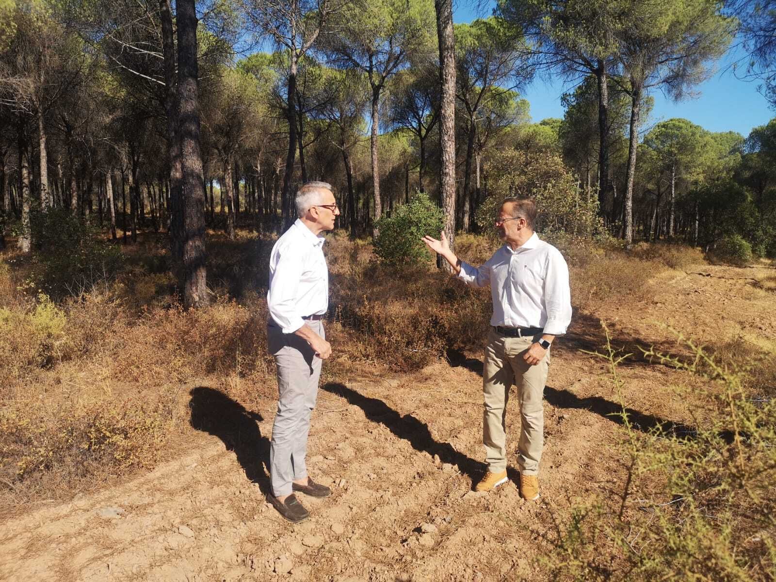 Juan Antonio García y Miguel Ángel Curiel en su visita a Bonares.