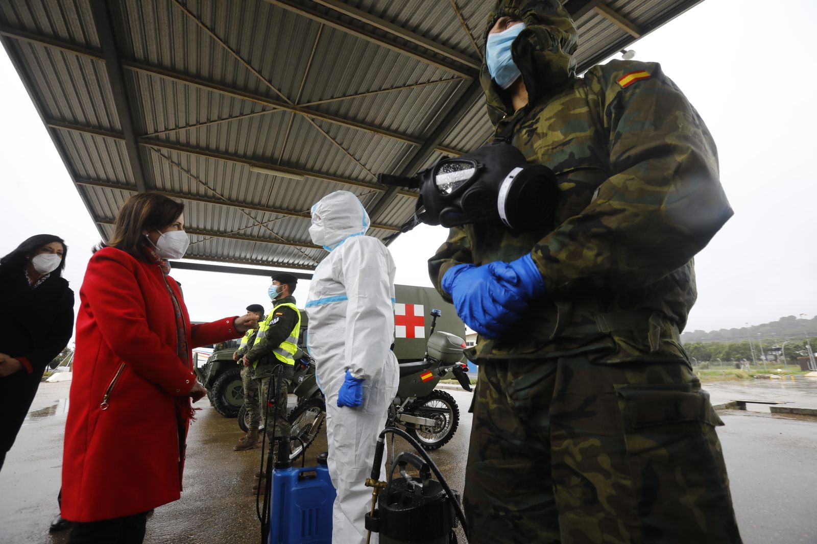La visita de Margarita Robles a la base militar de Cerro Muriano, en imágenes