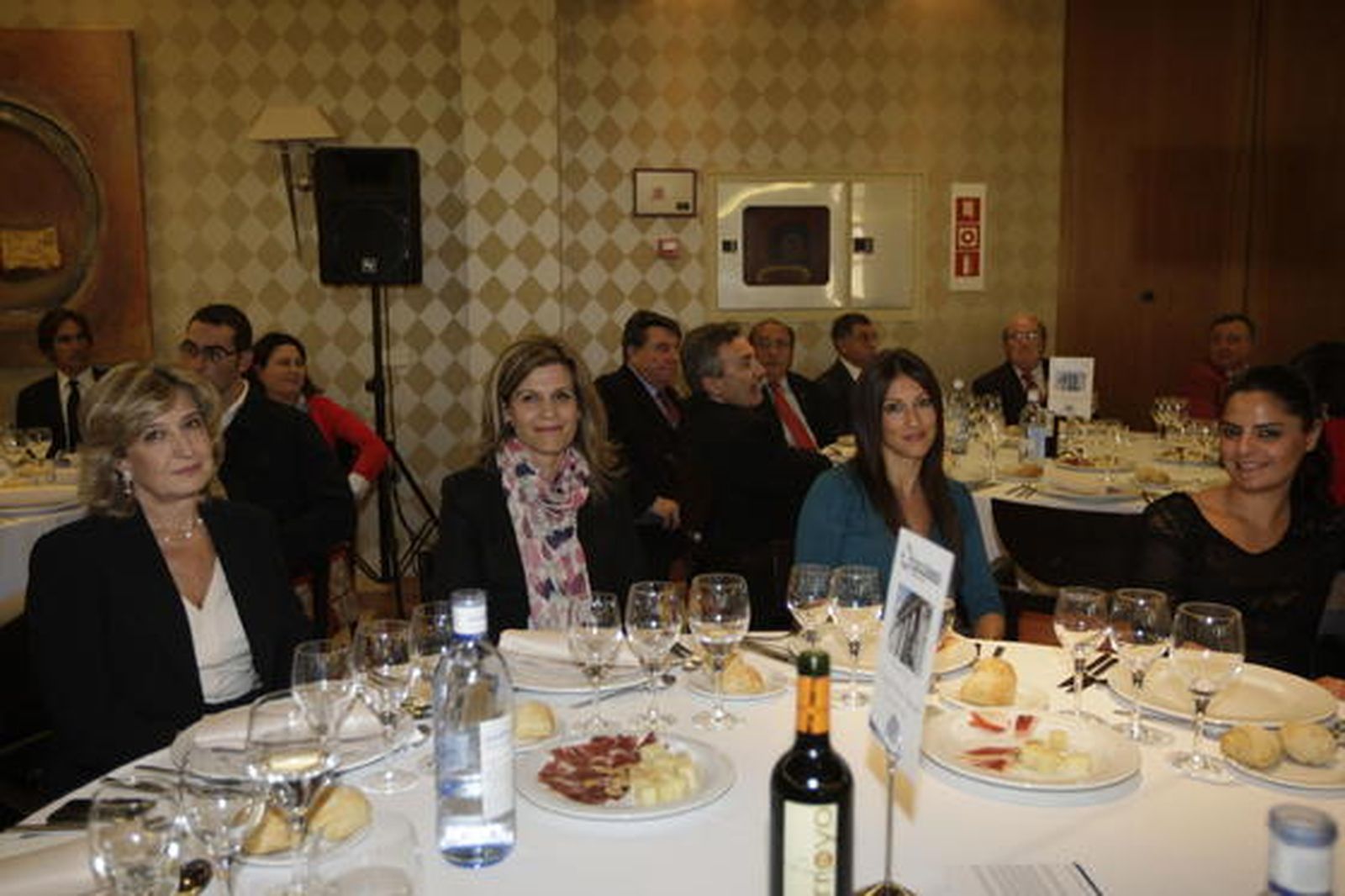 María Petronila, miembro de la Ejecutiva Provincial del PSOE y candidata al Senado, junto Cristina Martín y Carmen Fenoy, compañeras del Diario de Almería.

Foto: Fran Leonardo