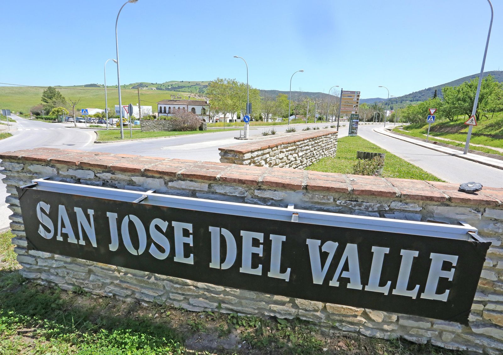 Exterior de las instalaciones del manantial del Tempul que gestiona Aqualia en suelo de San José del Valle.