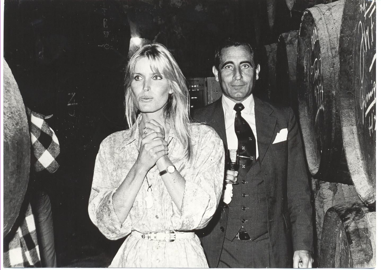 Bo Derek acompañada por Paco Pérez, relaciones públicas de la bodega, 1982 Bo Derek acompañada por Paco Pérez, relaciones públicas de la bodega, 1982