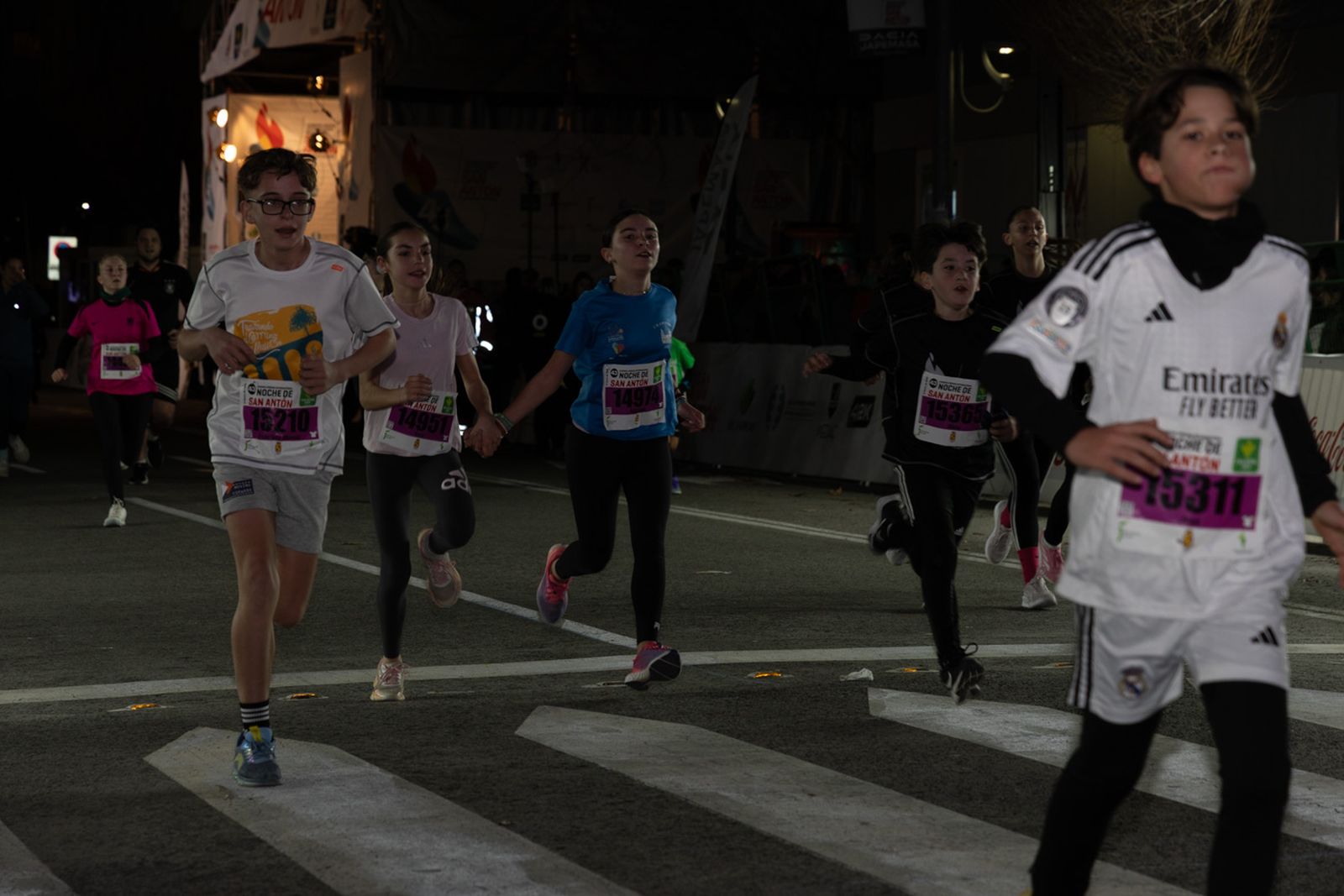 En imágenes: 2.000 atletas brillan con luz propia en la infantil de la Carrera de San Antón 2026