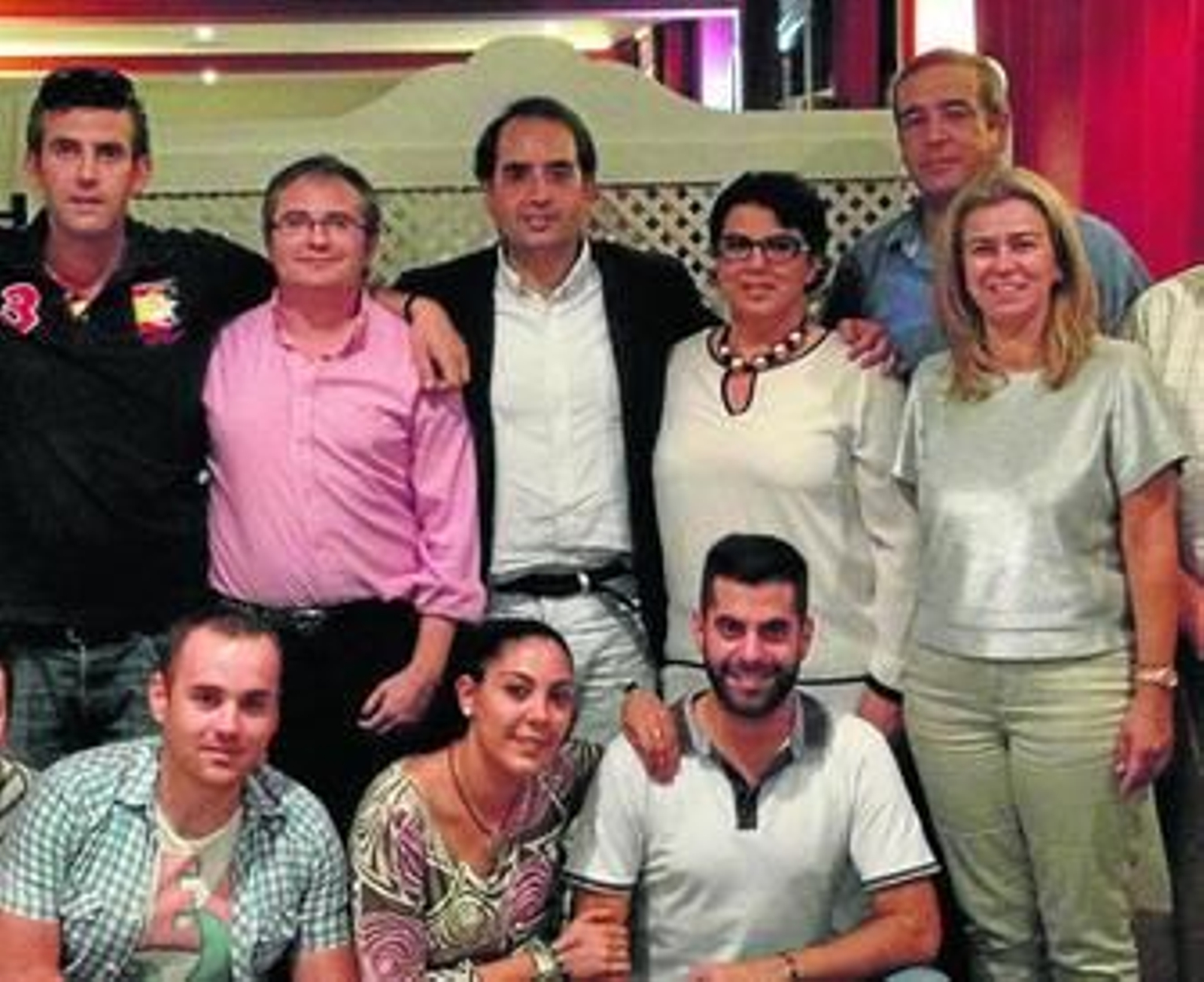 Julio Toscano (segundo por la izquierda de pie) y Susana Ruiz (segunda por la derecha), con otros cargos del PP.