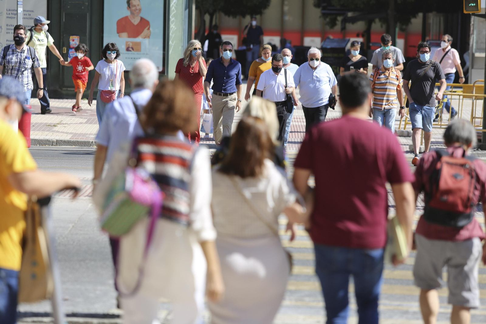 Personas en las calles de Málaga, esta semana.