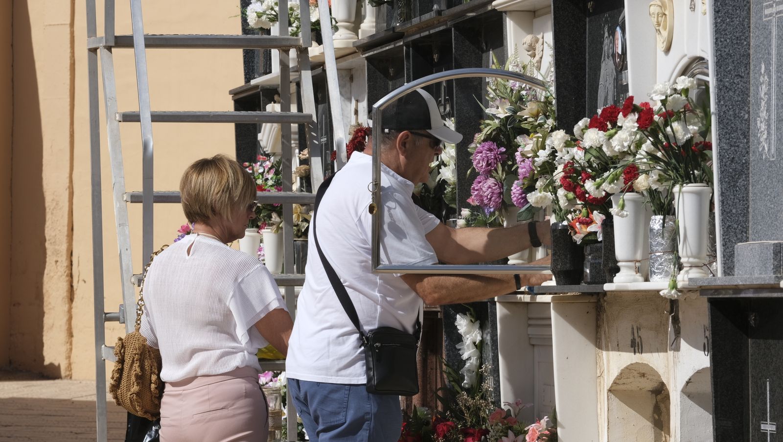 Imágenes del Día de Todos los Santos en el Cementerio de San José de Almería