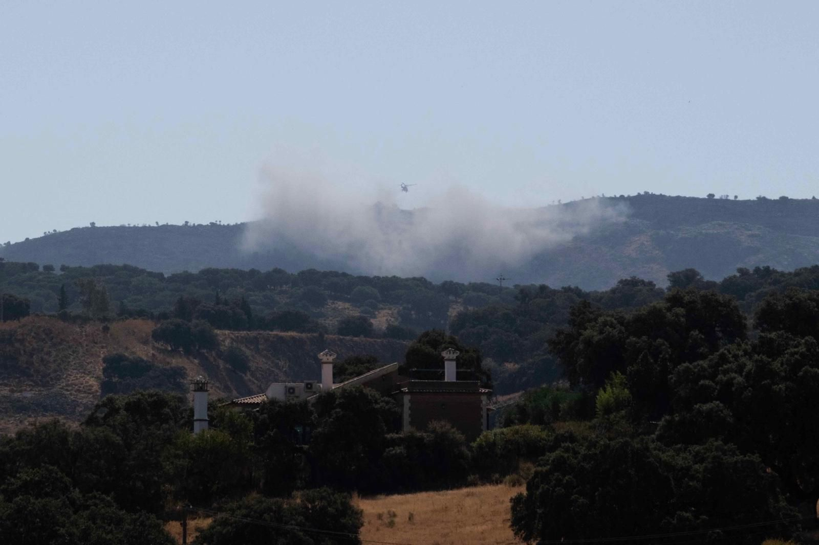 Los trabajos de extinción del fuego en Parauta, en imágenes