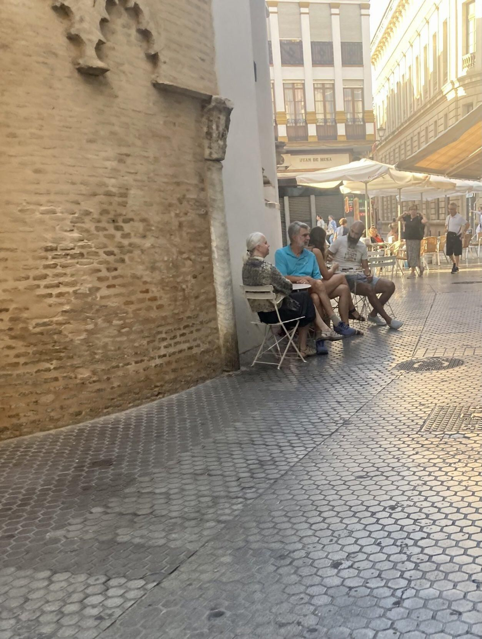 Tras la retirada por la Policía, los veladores volvieron de manera más tímida a Santa Catalina.