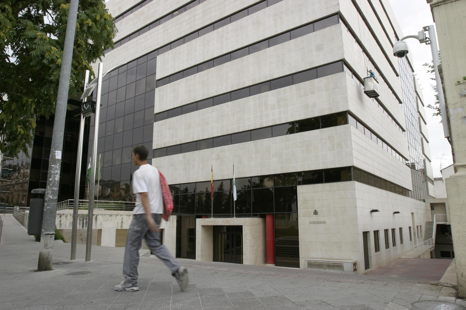 Fachada principal de la sede judicial  de La Caleta en Granada.