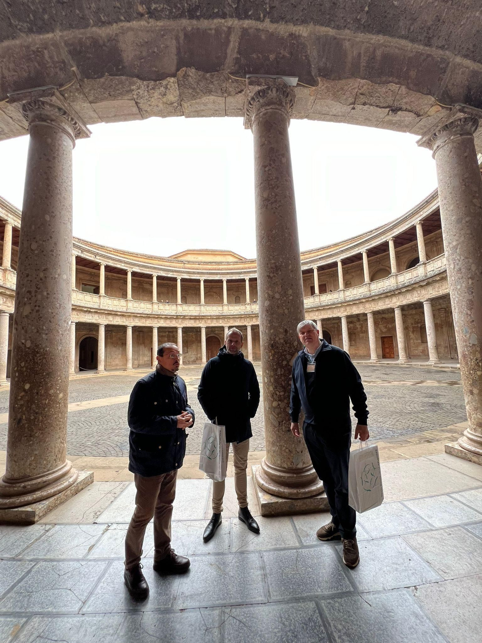 El delegado de la Junta, Fernando Egea, junto al CEO de Transavia,  Marcel De Noijeer, en el Palacio de Carlos V