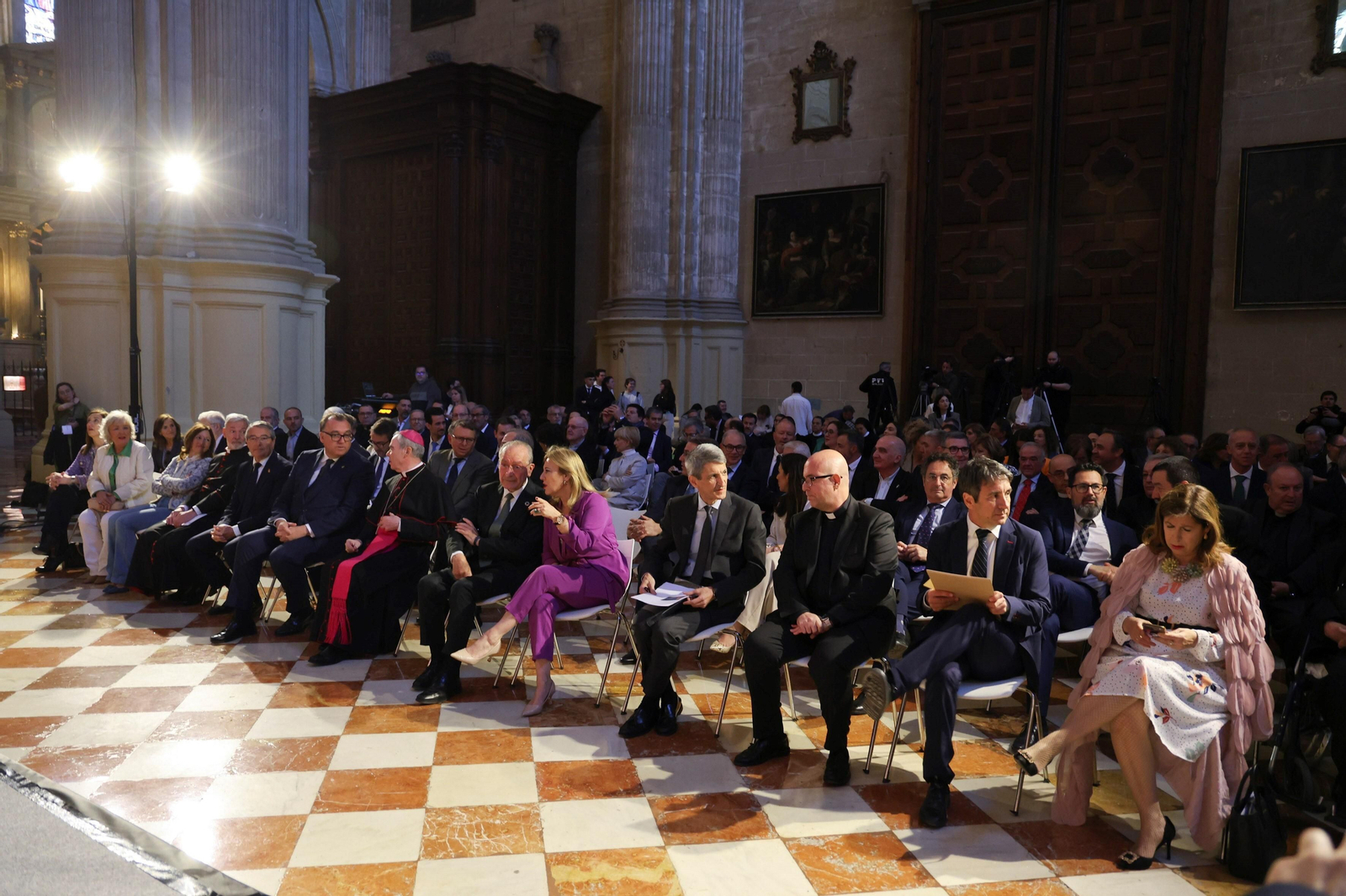 Colocan la primera viga de la nueva cubierta de la Catedral de Málaga, en fotos