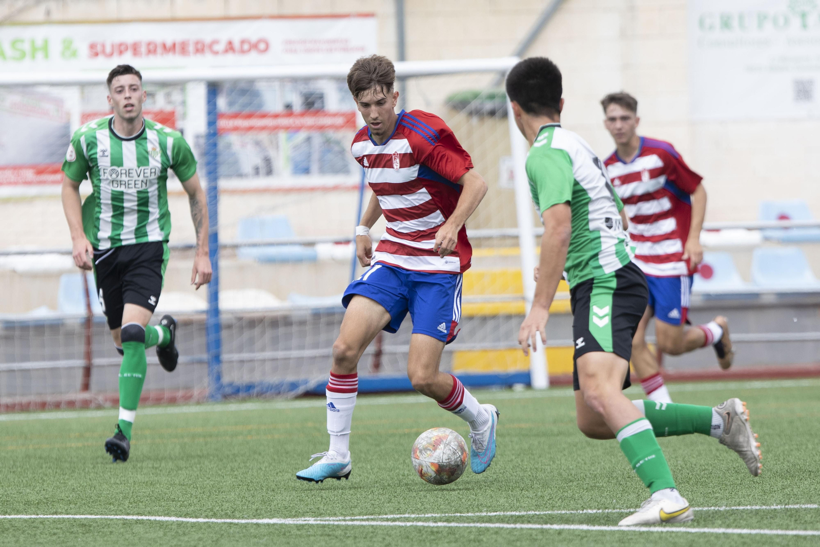 Las mejores imágenes del Granada CF - Real Betis de juveniles