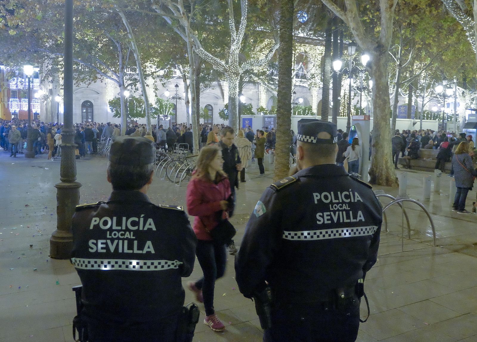 Dos agentes de Policía en la plaza nueva durante la Nochevieja.
