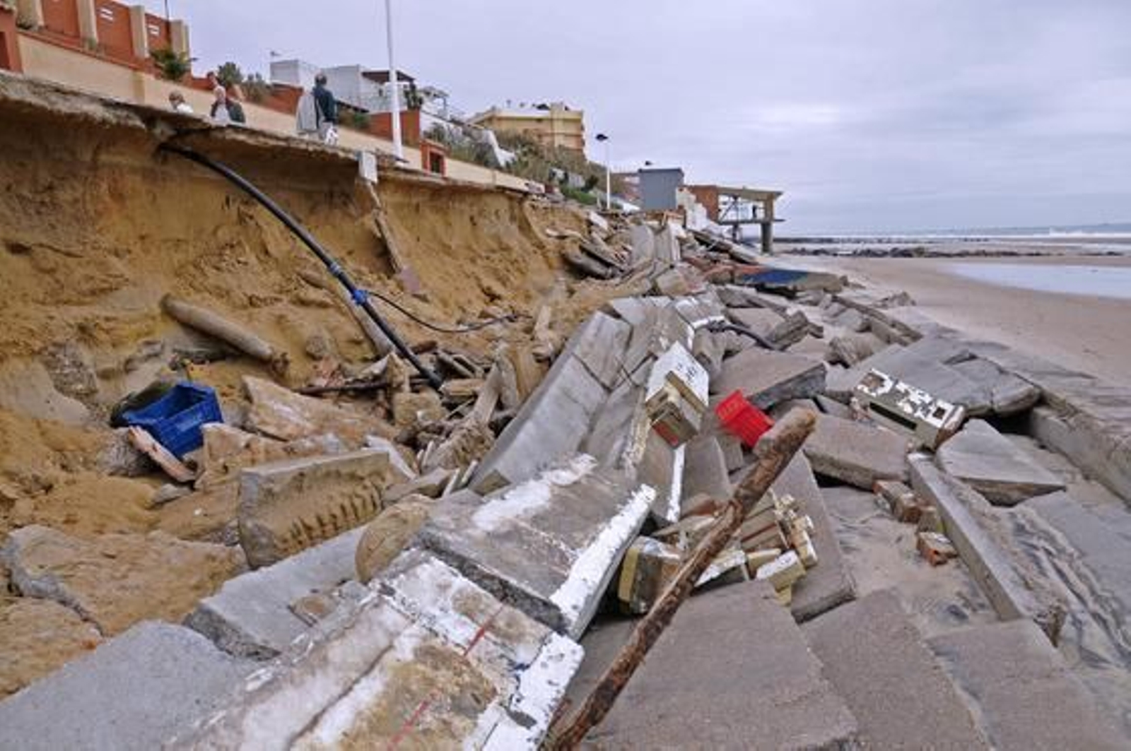Algunos curiosos se acercan al paseo para ver los destrozos que ha dejado el temporal.

Foto: Juan Carlos Vázquez