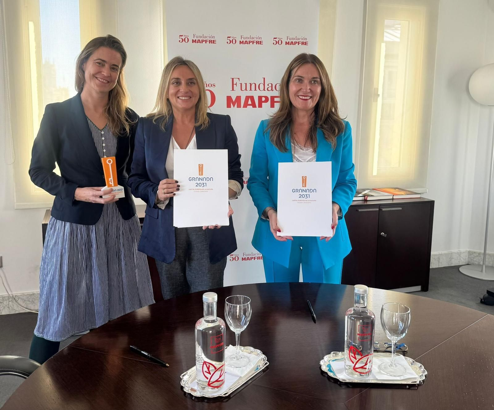Momento de la firma de adhesión de Fundación Mapfre