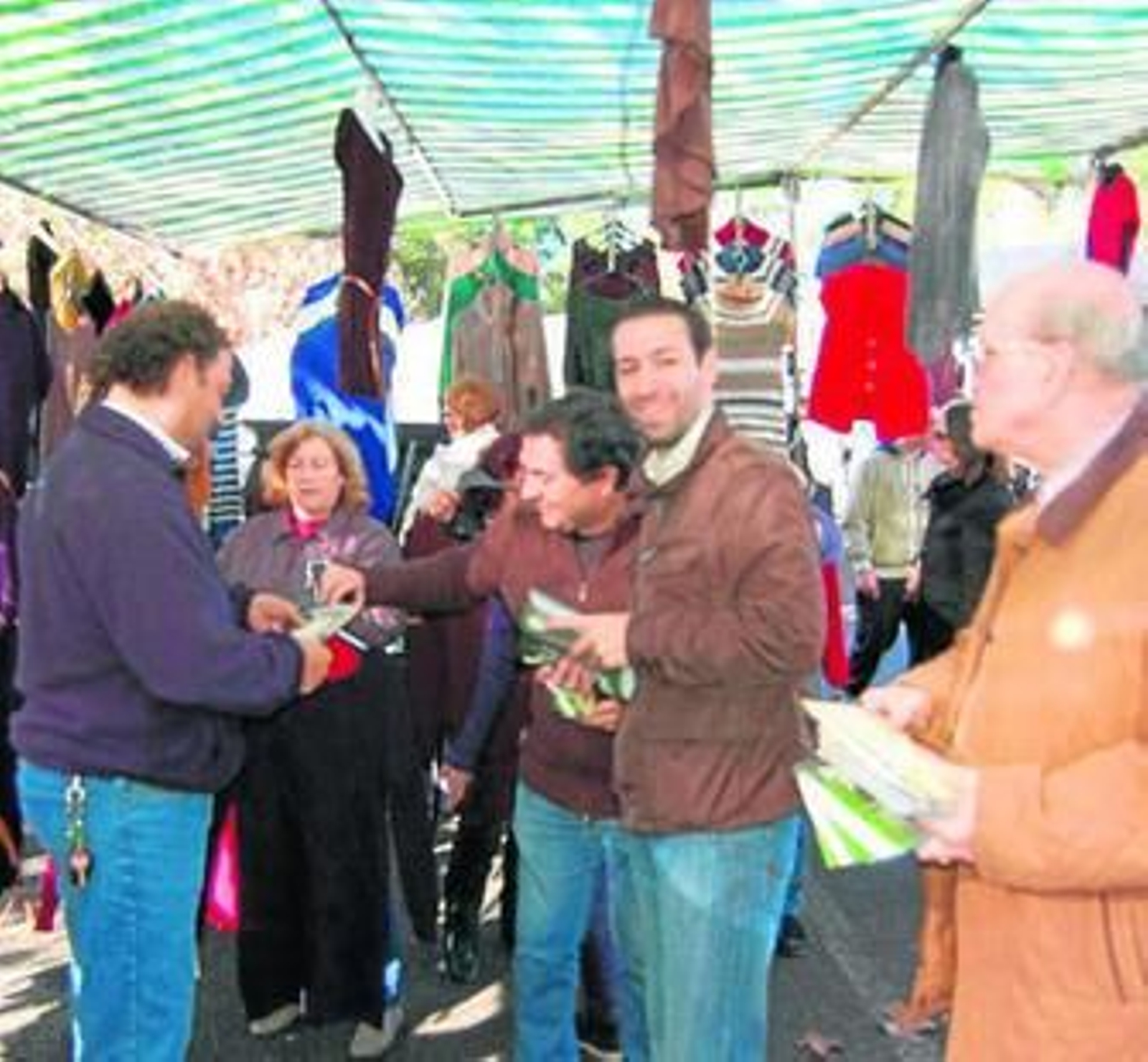 Casal y Moreno, días atrás, en el mercadillo de Estella.