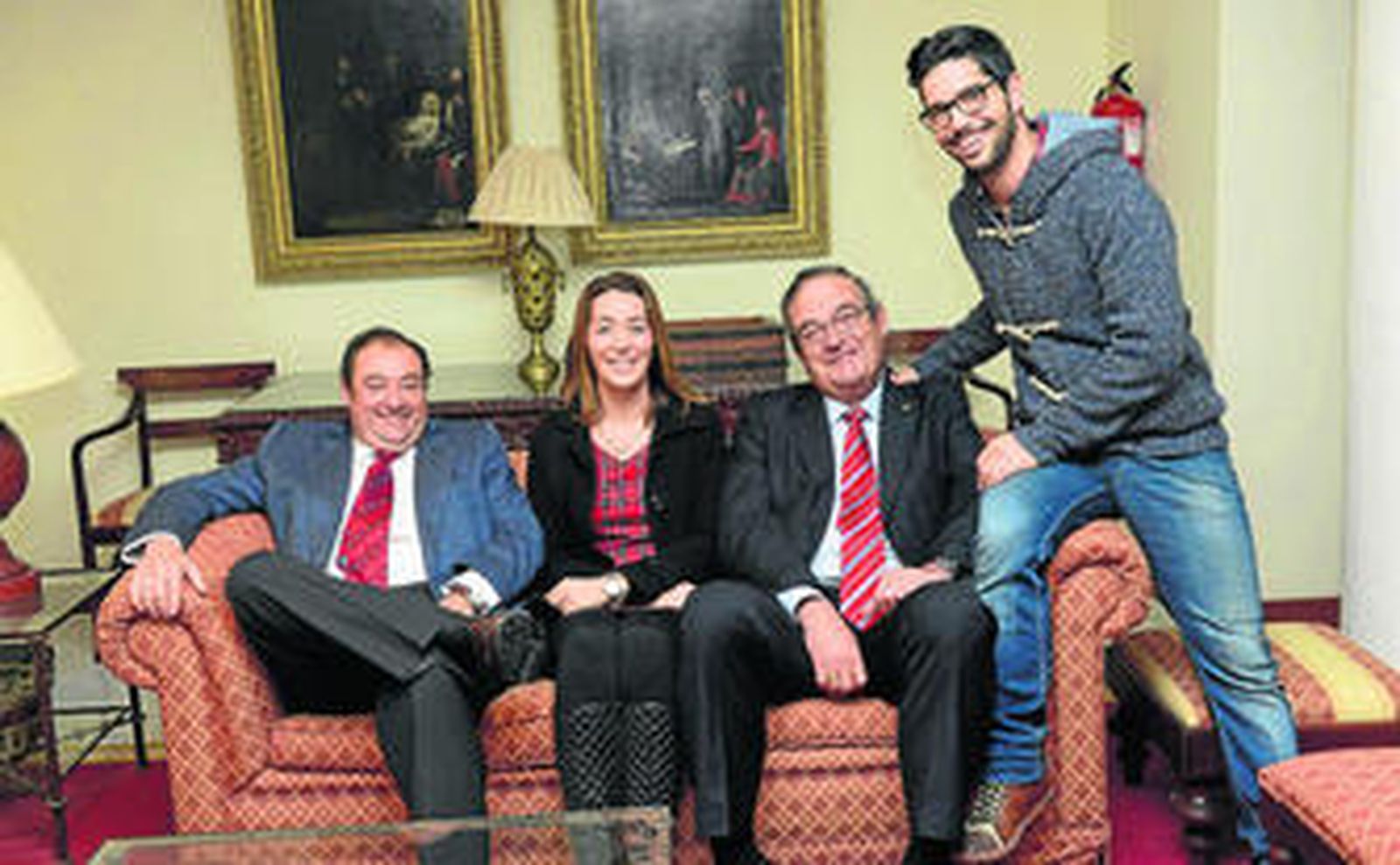 Los reyes Baltasar (Tomás Valiente) y Melchor (Miguel Arrones) junto a la Estrella de Oriente (Clara Posada) y el Cartero Real (Pepito el Caja) en la sede del Diario de Cádiz.