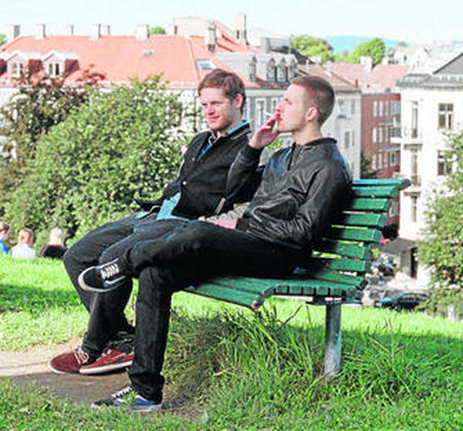 Anders, fumando, junto a un amigo en 'Oslo, August 31st'.