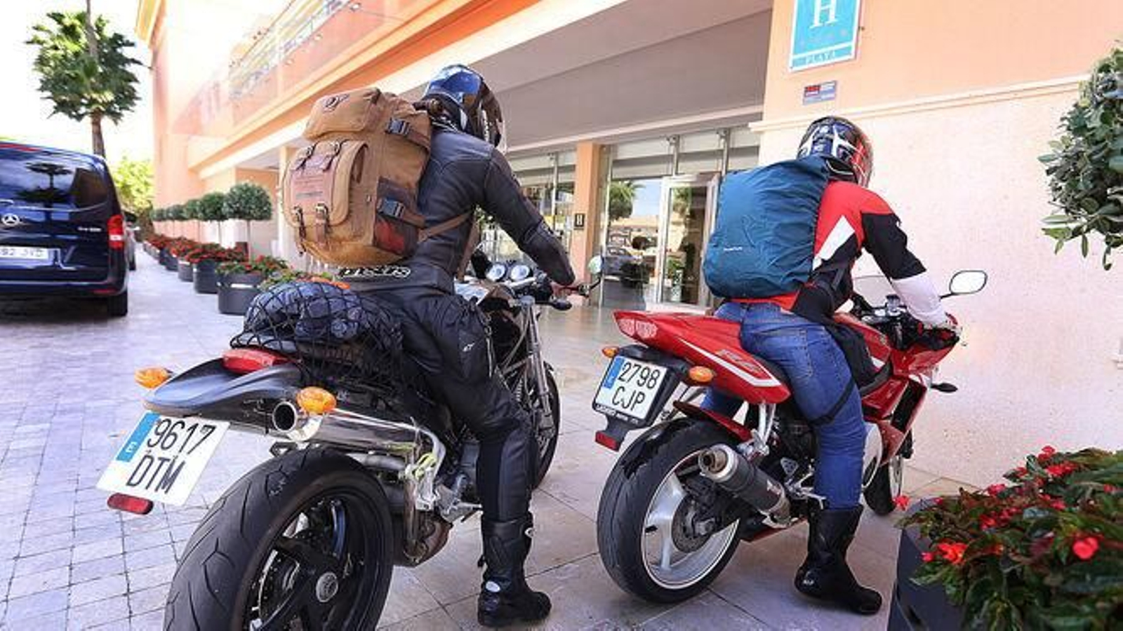Dos motoristas a su llegada a un hotel de la provincia en una edición anterior del Gran Premio de España.
