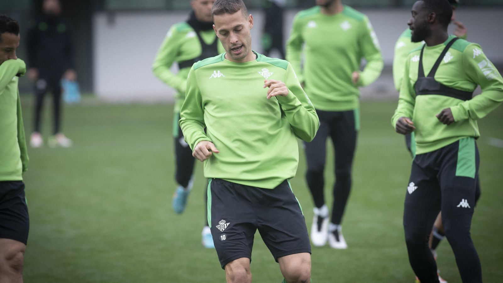 Sergio Canales completa un ejercicio.